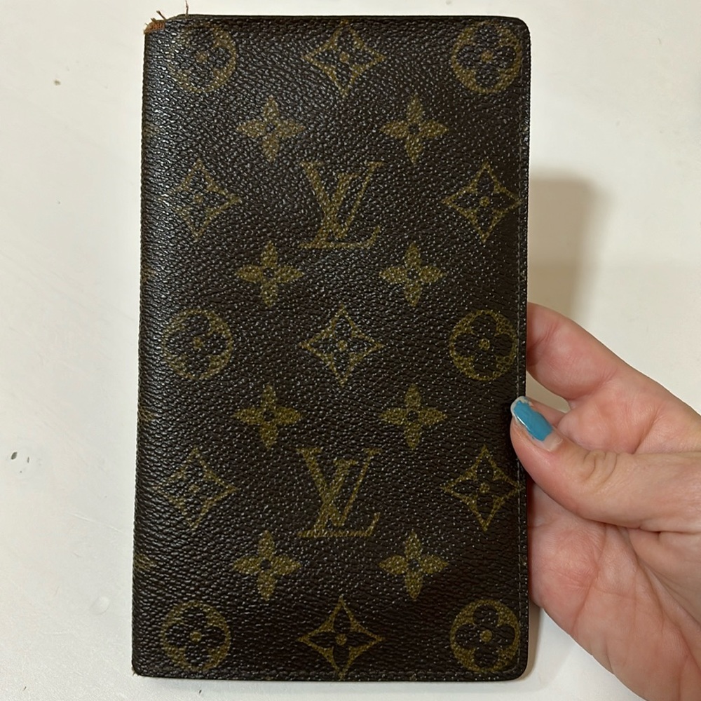 AUTHENTIC LOUIS VUITTON monogram bifold wallet. Pre-loved. Made in Spain